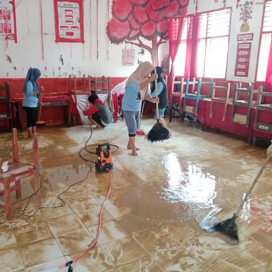 FPRB TURUN MEMBANTU PENANGANAN PASCA BANJIR DI DESA TONGGOLOBIBI